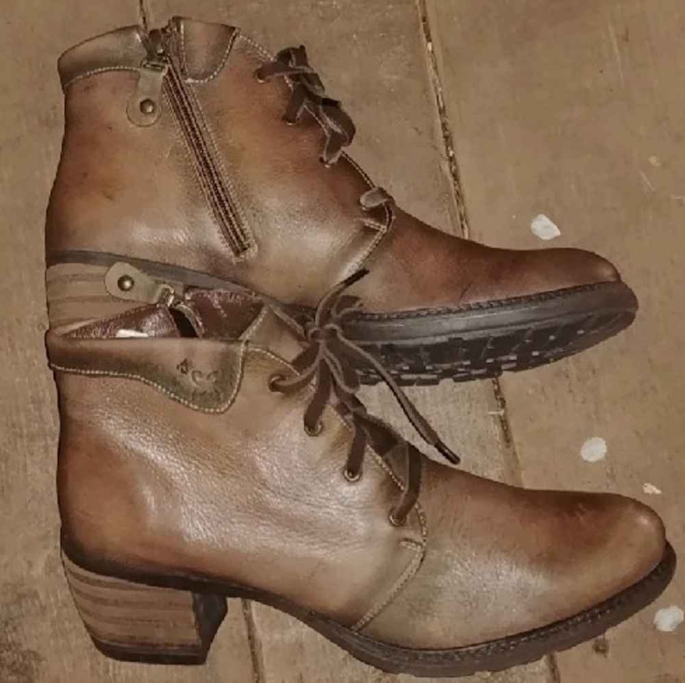 Maciejka lace-up brown booties.